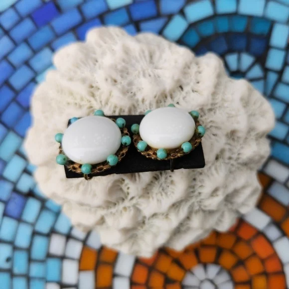 Vintage Milk Glass With Small Blue Glass Stones Screw On Eàrrings - Picture 6 of 7